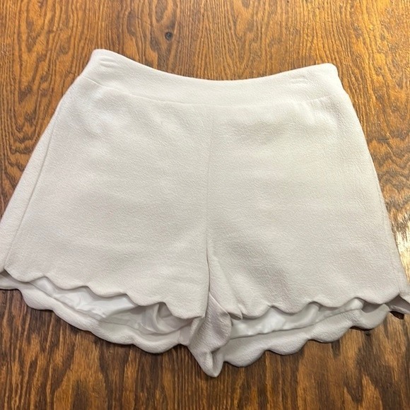Cecico Pants - White Shorts With Scalloped Hem And Elastic Band in Back